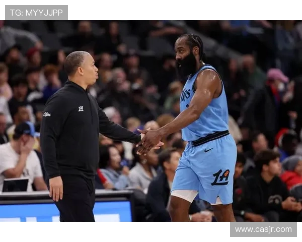 卢指导本欲让哈登与小卡错开时间带领第二阵容 但两人体力不支导致计划受挫