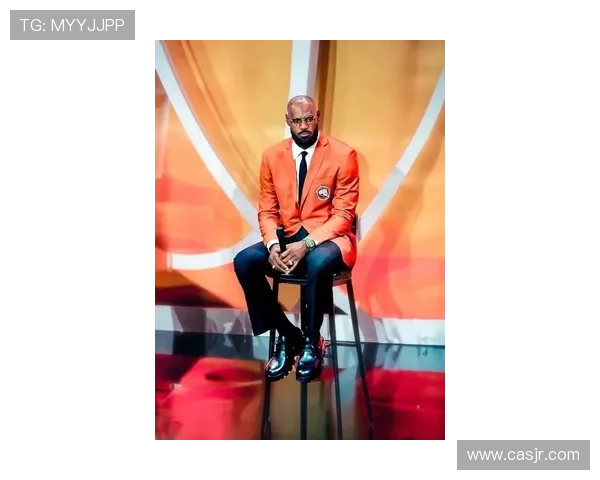 詹姆斯西装革履亮相揭幕战现场一身绅士范尽显王者风采